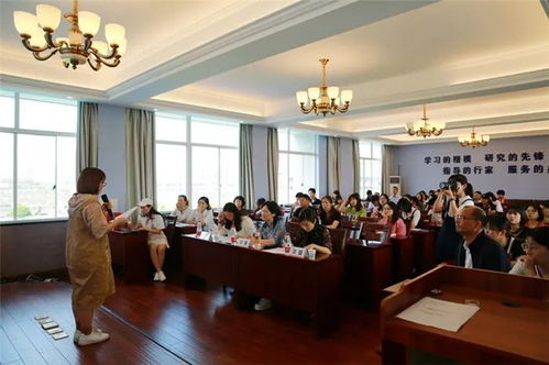 社区来了洋志愿者，艺术培训与公益教育共谱和谐篇章